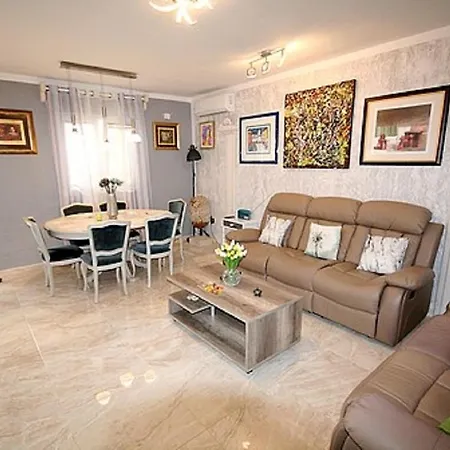 In With Terrace, Air Conditioning, Wifi, Washing Machine